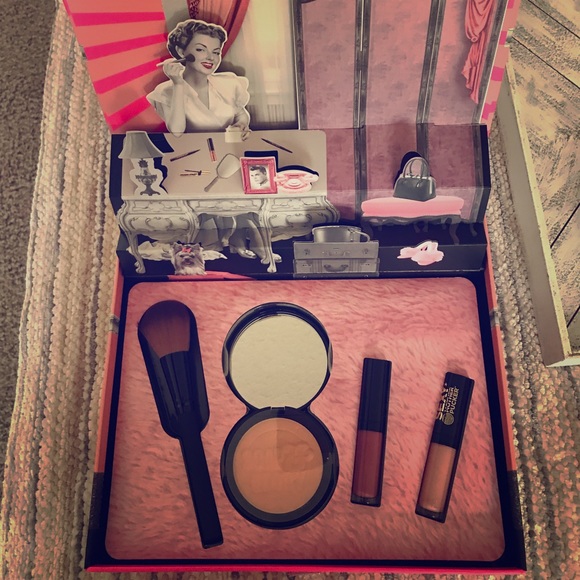 NWT Soap and Glory Makeup set. - Picture 1 of 6